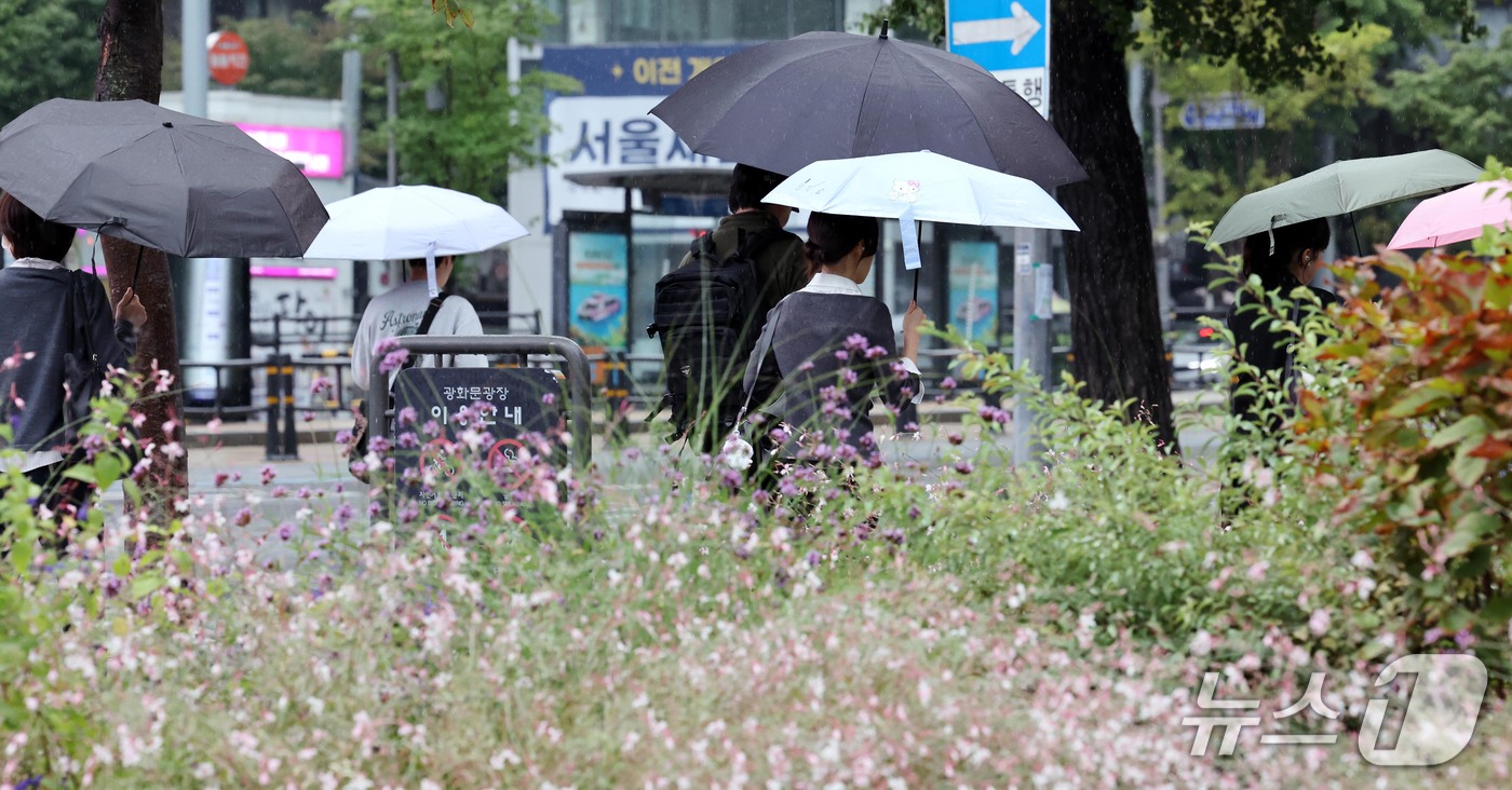 (서울=뉴스1) 이종덕 기자 = 13일 오전 우산을 쓴 시민들이 서울 광화문에서 출근길 발걸음을 재촉하고 있다. 기상청은 오후에 기온이 뚝 떨어지겠다고 예보했다. 2026.10.1 …