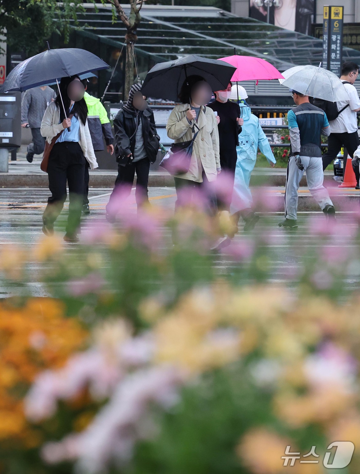 (서울=뉴스1) 이종덕 기자 = 13일 오전 우산을 쓴 시민들이 서울 광화문에서 출근길 발걸음을 재촉하고 있다. 기상청은 오후에 기온이 뚝 떨어지겠다고 예보했다. 2026.10.1 …