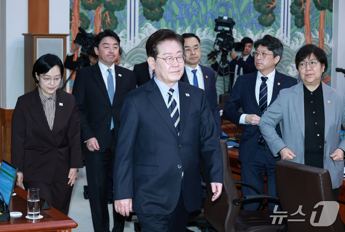 (서울=뉴스1) 이재명 기자 = 이재명 대통령이 13일 청와대에서 열린 국무회의에 입장하고 있다. (청와대통신사진기자단) 2026.10.13/뉴스1