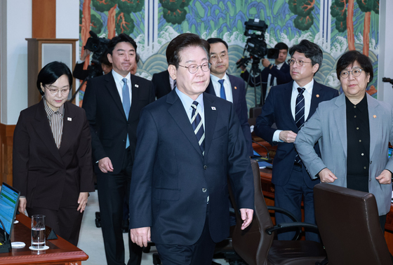국무회의 입장하는 이재명 대통령