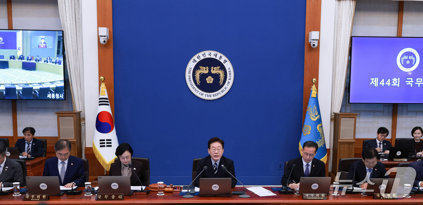 (서울=뉴스1) 이재명 기자 = 이재명 대통령이 13일 청와대에서 열린 국무회의에서 발언을 하고 있다, (청와대통신사진기자단) 2026.10.13/뉴스1