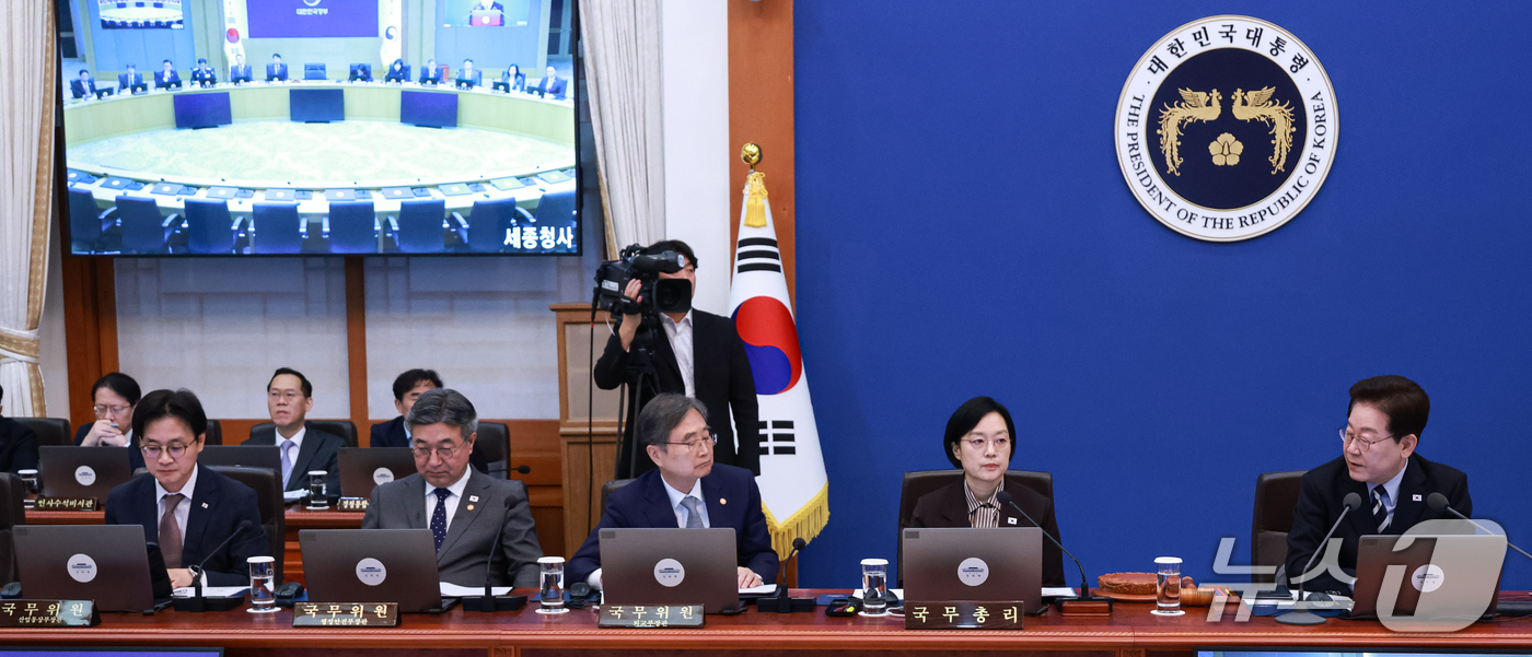 (서울=뉴스1) 이재명 기자 = 이재명 대통령이 13일 청와대에서 열린 국무회의에서 발언을 하고 있다, (청와대통신사진기자단) 2026.10.13/뉴스1