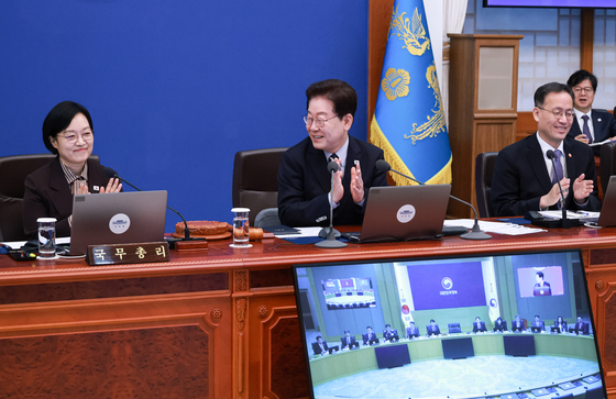 박수치는 이재명 대통령