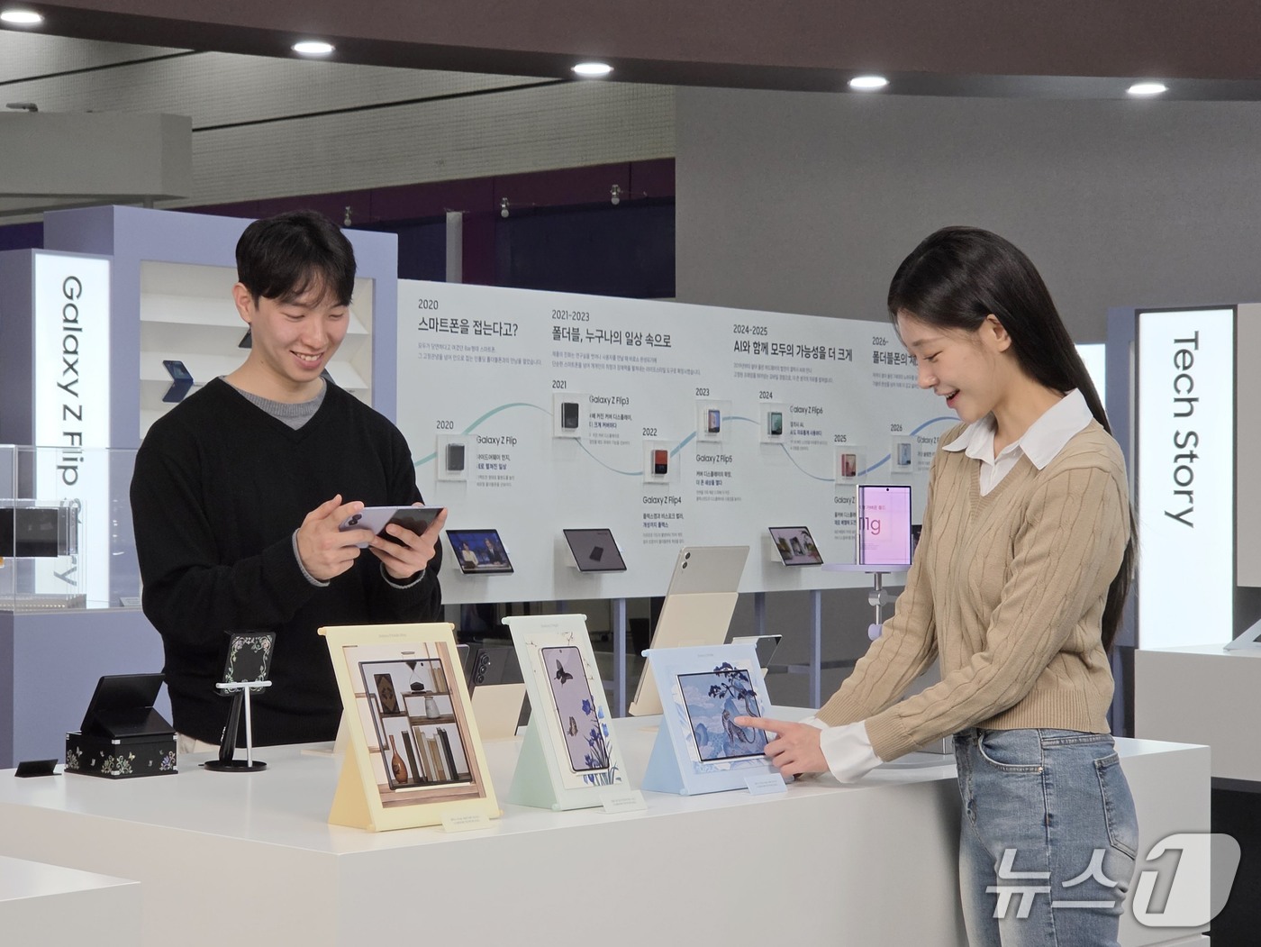(서울=뉴스1) = 13일 서울 강남구 삼성동 코엑스에서 열린 '한국전자전'(KES 2026) 삼성전자 부스에서 모델이 '갤럭시 Z 폴드8 울트라', '갤럭시 Z 폴드8'을 체험하 …