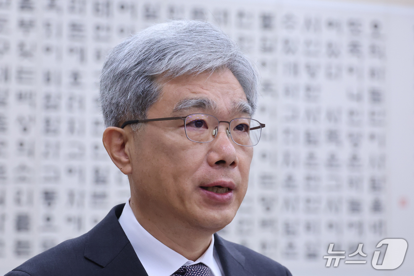 (서울=뉴스1) 신웅수 기자 = 김상환 헌법재판소장이 13일 서울 여의도 국회에서 열린 법제사법위원회의 헌법재판소 등에 대한 국정감사에서 인사말을 하고 있다. 2026.10.13/ …
