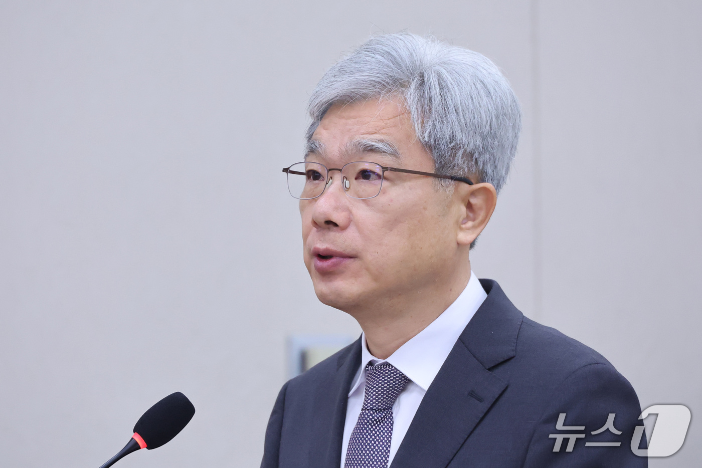 (서울=뉴스1) 신웅수 기자 = 김상환 헌법재판소장이 13일 서울 여의도 국회에서 열린 법제사법위원회의 헌법재판소 등에 대한 국정감사에서 인사말을 하고 있다. 2026.10.13/ …