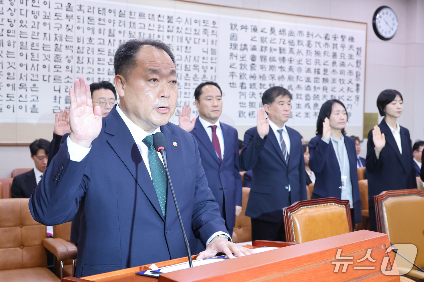 (서울=뉴스1) 신웅수 기자 = 손인혁 헌법재판소 사무처장이 13일 서울 여의도 국회에서 열린 법제사법위원회의 헌법재판소 등에 대한 국정감사에서 증인 선서를 하고 있다. 2026. …