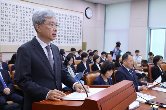 헌재 국감서 '李골프' 공방…野 "단체 발작버튼" 與 "김건희가 시켰나"