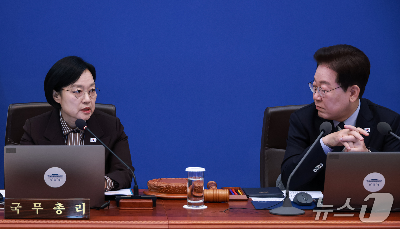 (서울=뉴스1) 이재명 기자 = 한성숙 국무총리가 13일 청와대에서 열린 국무회의에서 발언을 하고 있다. (청와대통신사진기자단) 2026.10.13/뉴스1