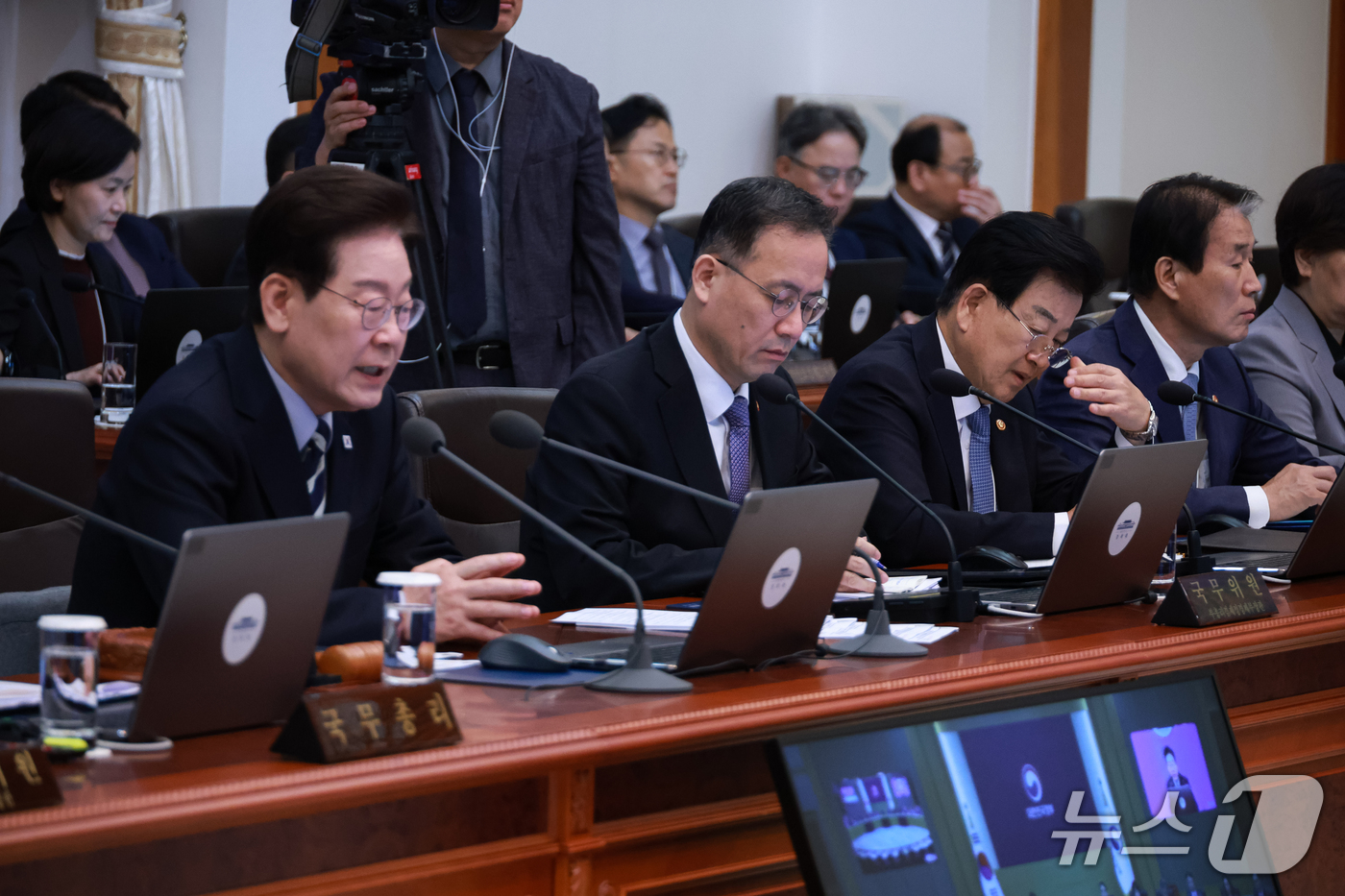 (서울=뉴스1) 이재명 기자 = 정동영 통일부 장관이 13일 청와대에서 열린 국무회의에서 이재명 대통령의 발언을 듣고 있다. (청와대통신사진기자단) 2026.10.13/뉴스1