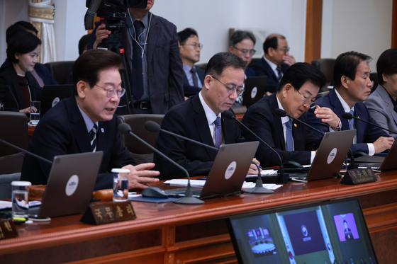 발언 듣는 이형일 부총리