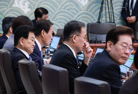국무회의 참석한 정동영 장관