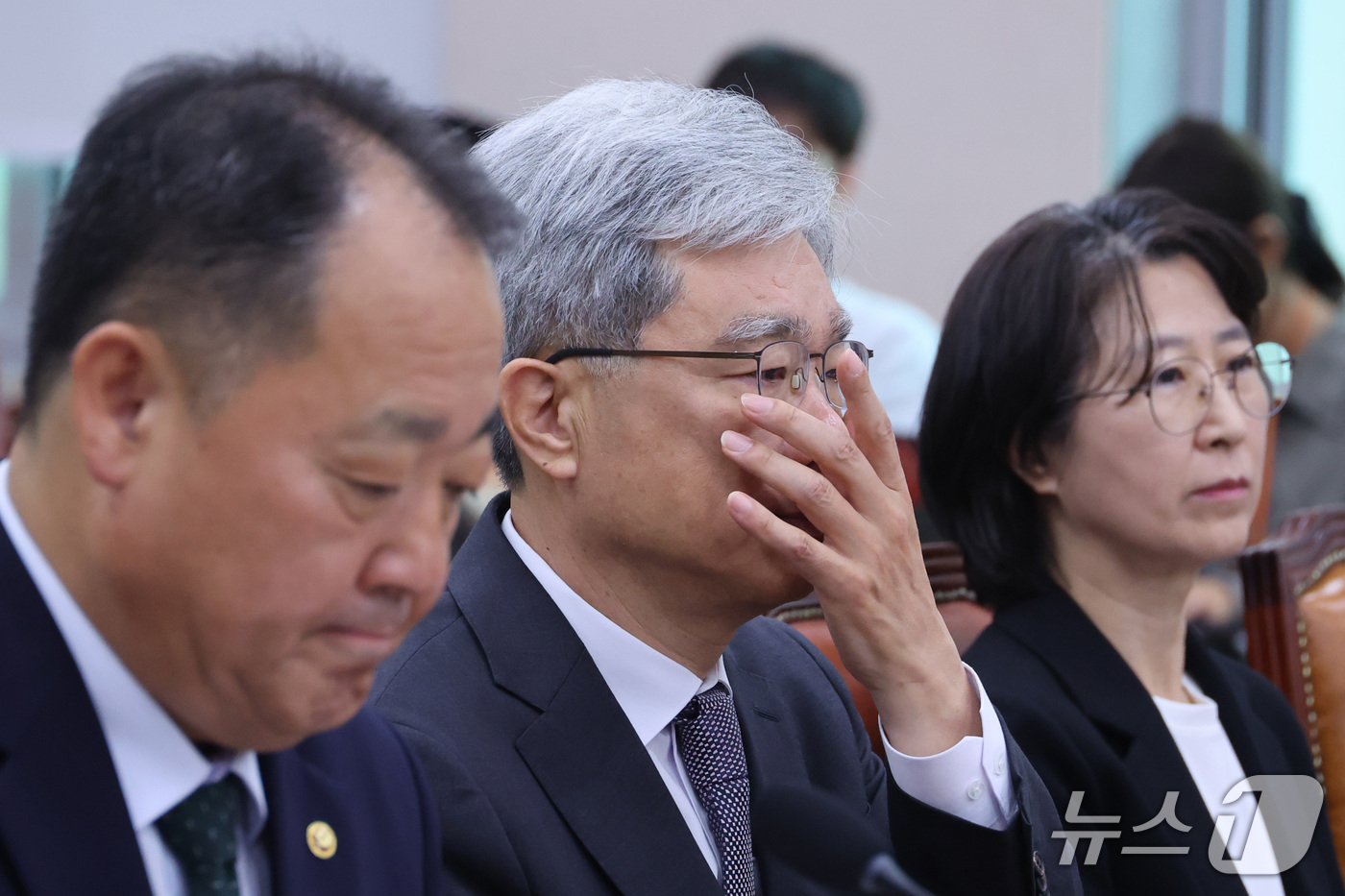 (서울=뉴스1) 신웅수 기자 = 김상환 헌법재판소장이 13일 서울 여의도 국회에서 열린 법제사법위원회의 헌법재판소 등에 대한 국정감사에서 안경을 고쳐쓰고 있다. 2026.10.13 …
