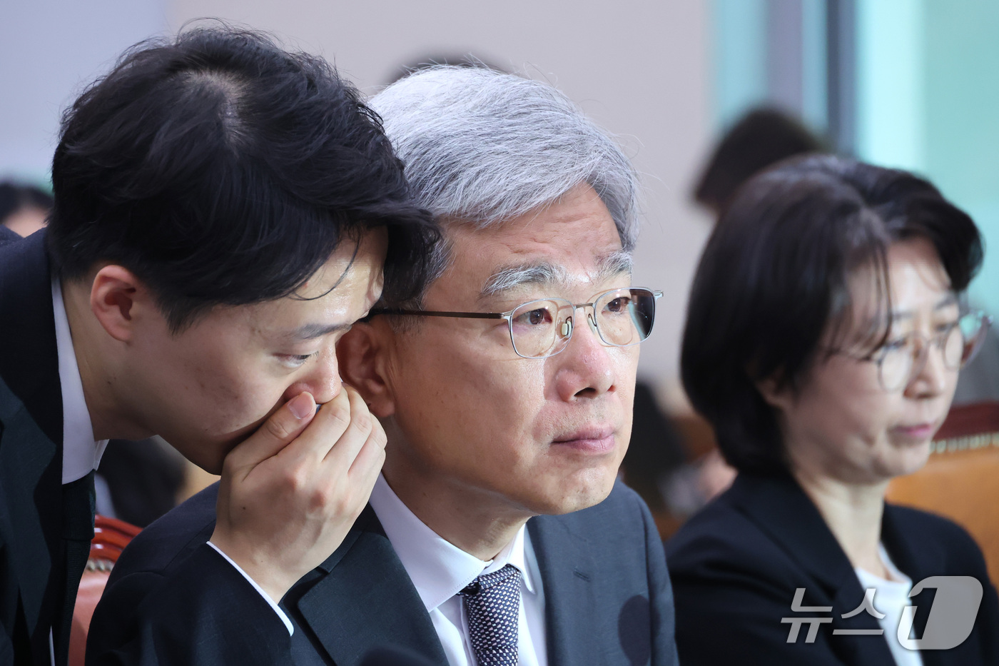 (서울=뉴스1) 신웅수 기자 = 김상환 헌법재판소장이 13일 서울 여의도 국회에서 열린 법제사법위원회의 헌법재판소 등에 대한 국정감사에서 관계자와 귀엣말을 나누고 있다. 2026. …