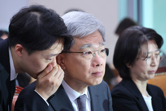 [국감] 귀엣말 나누는 김상환 헌재소장