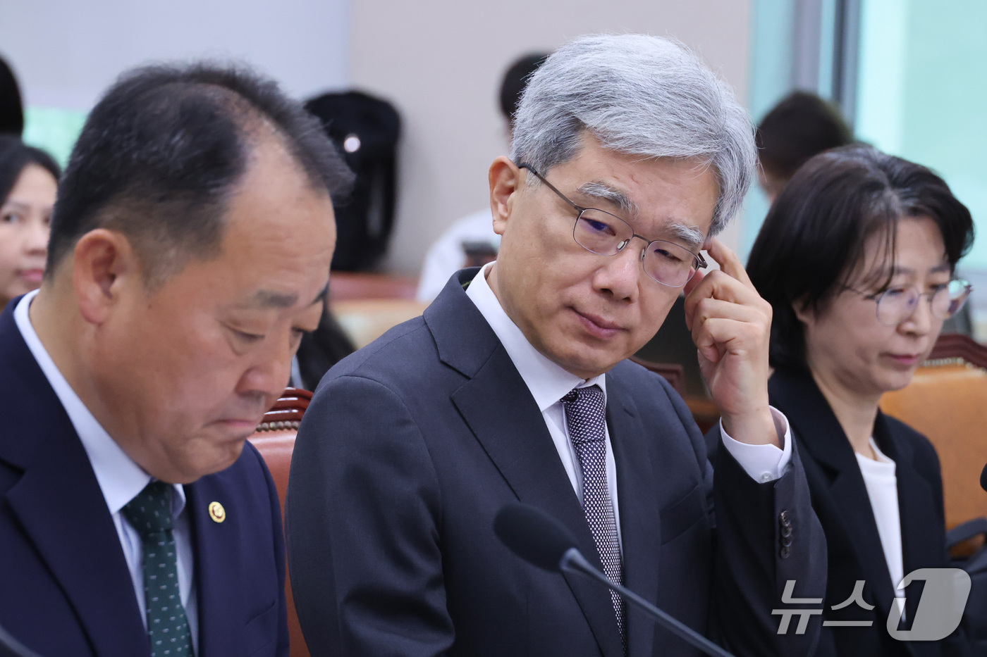 (서울=뉴스1) 신웅수 기자 = 김상환 헌법재판소장이 13일 서울 여의도 국회에서 열린 법제사법위원회의 헌법재판소 등에 대한 국정감사에서 생각에 잠겨 있다. 2026.10.13/뉴 …