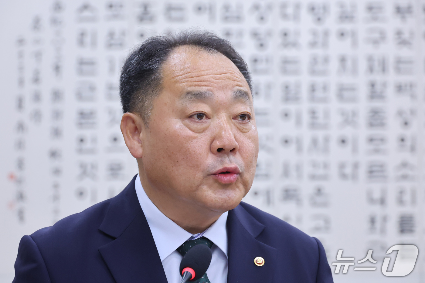 (서울=뉴스1) 신웅수 기자 = 손인혁 헌법재판소 사무처장이 13일 서울 여의도 국회에서 열린 법제사법위원회의 헌법재판소 등에 대한 국정감사에서 업무보고를 하고 있다. 2026.1 …