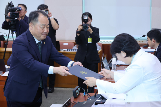 [국감] 선서문 제출하는 손인혁 사무처장
