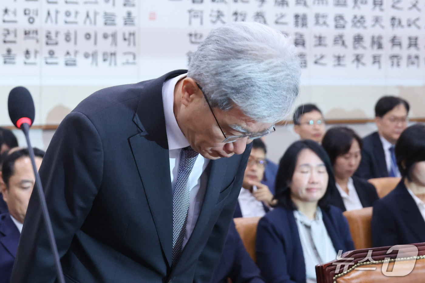 (서울=뉴스1) 신웅수 기자 = 김상환 헌법재판소장이 13일 서울 여의도 국회에서 열린 법제사법위원회의 헌법재판소 등에 대한 국정감사에서 인사를 하고 있다. 2026.10.13/뉴 …