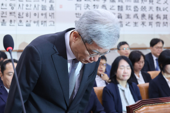 [국감] 인사하는 김상환 헌재소장