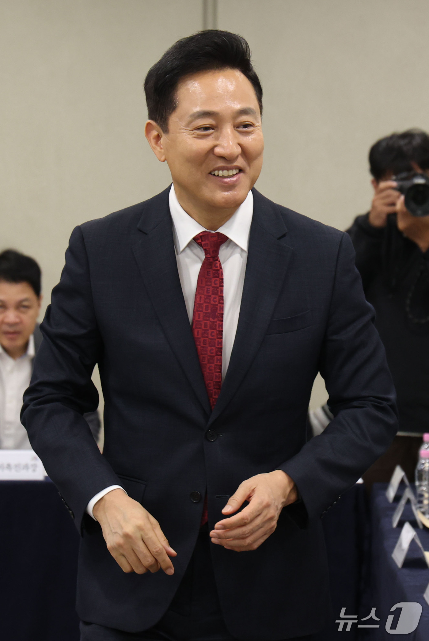 (서울=뉴스1) 이광호 기자 = 오세훈 서울시장이 13일 오전 서울시청에서 열린 '31년 31만 호 착공 목표 달성 위한 26년 하반기 착공 예정 11개 정비사업 공동협력 협약식' …