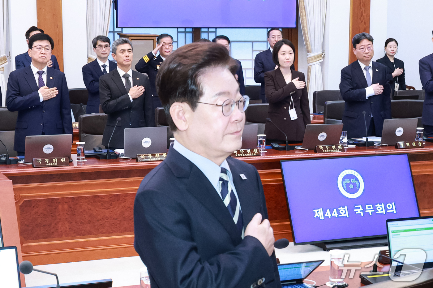 (서울=뉴스1) 이재명 기자 = 이재명 대통령이 13일 청와대에서 열린 국무회의에서 국민의례를 하고 있다, (청와대통신사진기자단) 2026.10.13/뉴스1