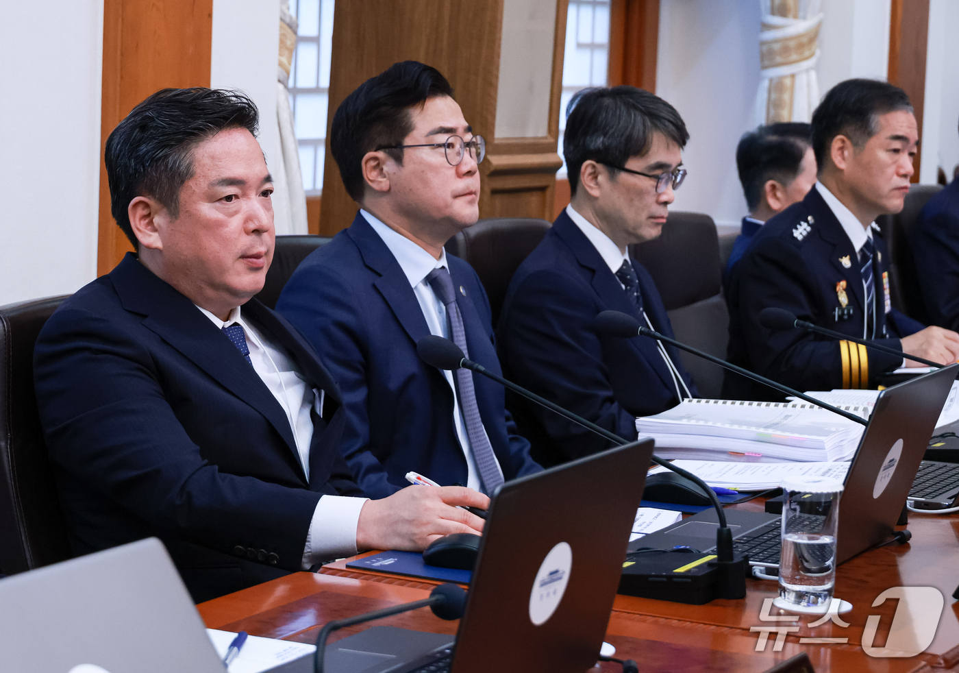(서울=뉴스1) 이재명 기자 = 김병내 시장군수구청장협의회장(왼쪽 첫 번째)이 13일 청와대에서 열린 국무회의에 참석해 있다. (청와대통신사진기자단) 2026.10.13/뉴스1