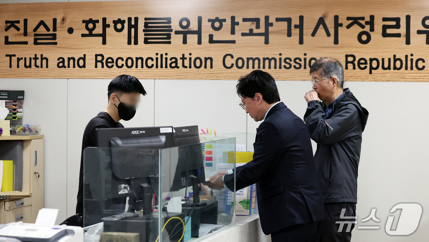 (서울=뉴스1) 김진환 기자 = 국내 '의문사 1호' 사건으로 알려진 故(고) 최종길 전 서울대 법과대학 교수 사망 53주기를 맞아 아들 최광준 경희대 법학전문대학원 교수와 유봉인 …