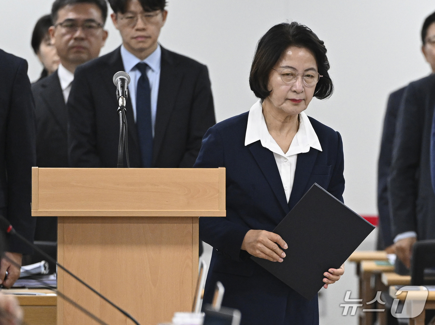 (수원=뉴스1) 김영운 기자 = 추미애 경기도지사가 13일 경기 수원시 영통구 경기도청에서 열린 국회 행정안전위원회의 경기도에 대한 국정감사에서 증인선서를 마치고 김영진 위원장에게 …