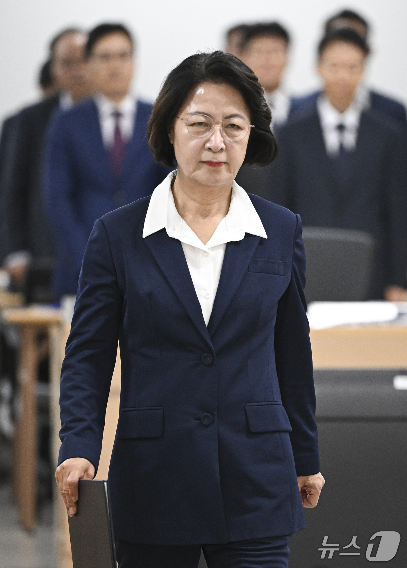 (수원=뉴스1) 김영운 기자 = 추미애 경기도지사가 13일 경기 수원시 영통구 경기도청에서 열린 국회 행정안전위원회의 경기도에 대한 국정감사에서 증인선서를 마치고 김영진 위원장에게 …