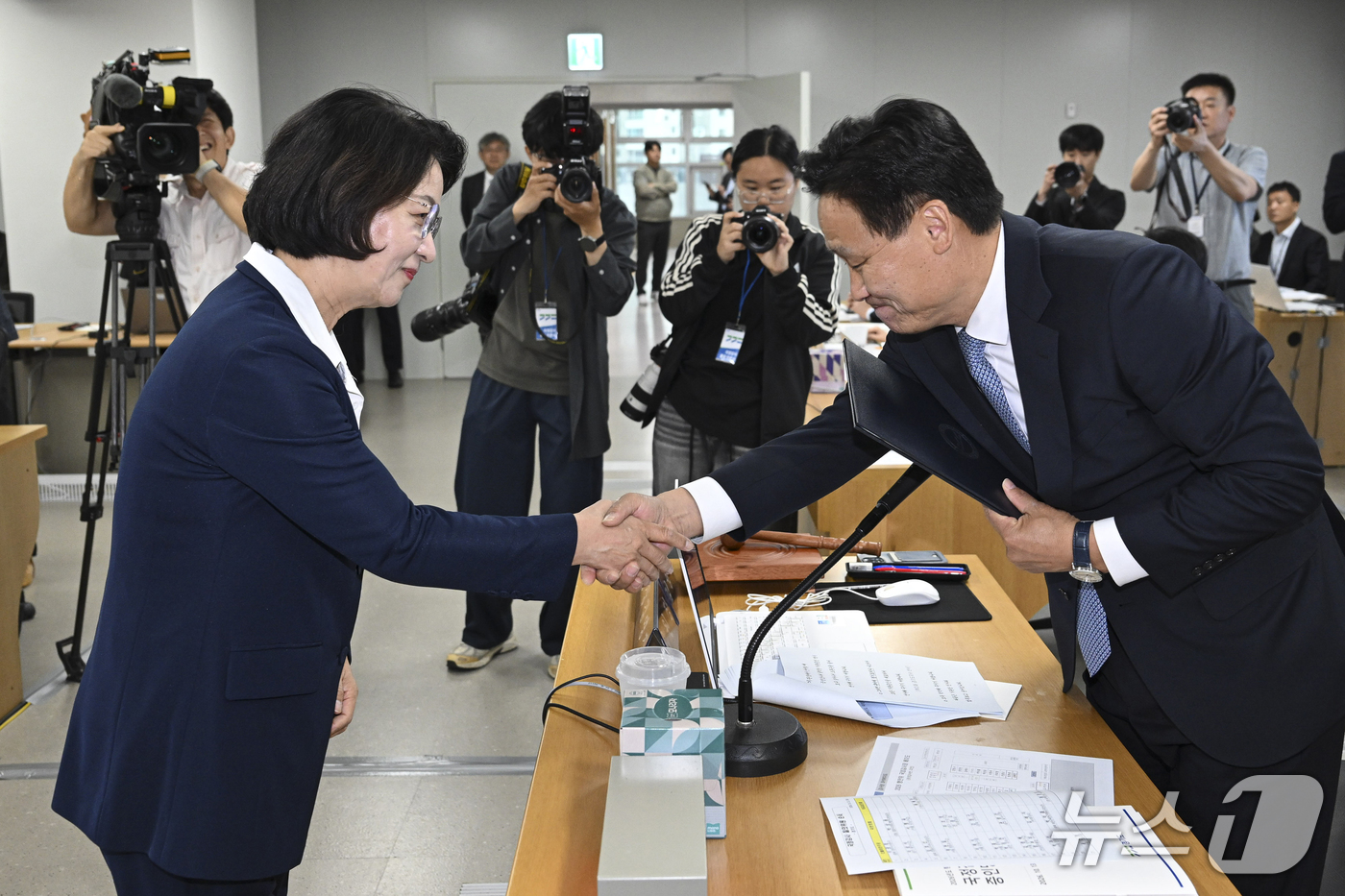 (수원=뉴스1) 김영운 기자 = 추미애 경기도지사가 13일 경기 수원시 영통구 경기도청에서 열린 국회 행정안전위원회의 경기도에 대한 국정감사에서 증인선서를 마치고 김영진 위원장에게 …