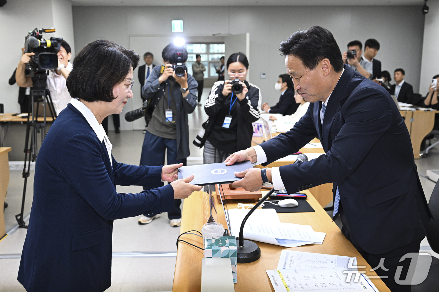 (수원=뉴스1) 김영운 기자 = 추미애 경기도지사가 13일 경기 수원시 영통구 경기도청에서 열린 국회 행정안전위원회의 경기도에 대한 국정감사에서 증인선서를 마치고 김영진 위원장에게 …