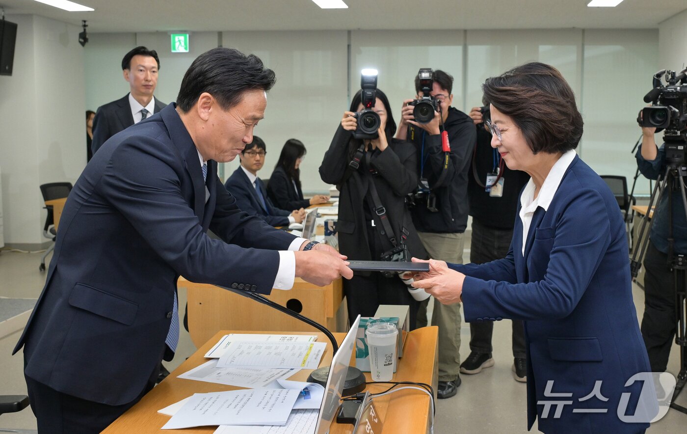 본문 이미지 - 추미애 경기도지사가 13일 경기 수원시 영통구 경기도청에서 열린 국회 행정안전위원회의 경기도에 대한 국정감사에서 증인선서를 마치고 김영진 위원장에게 선서문을 제출하고 있다. (공동취재) 2026.10.13 ⓒ 뉴스1 김영운 기자