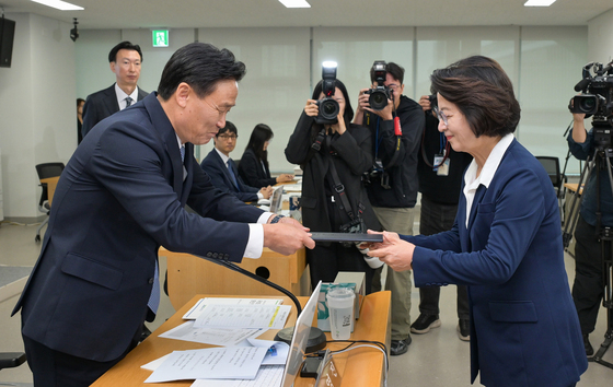 [국감] 증인선서 제출하는 추미애 경기지사