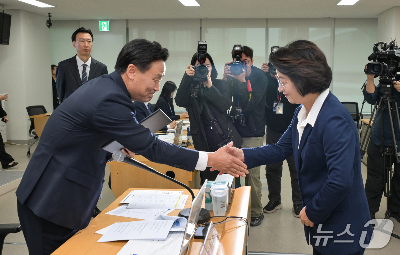 (수원=뉴스1) 김영운 기자 = 추미애 경기도지사가 13일 경기 수원시 영통구 경기도청에서 열린 국회 행정안전위원회의 경기도에 대한 국정감사에서 증인선서를 마치고 김영진 위원장과 …