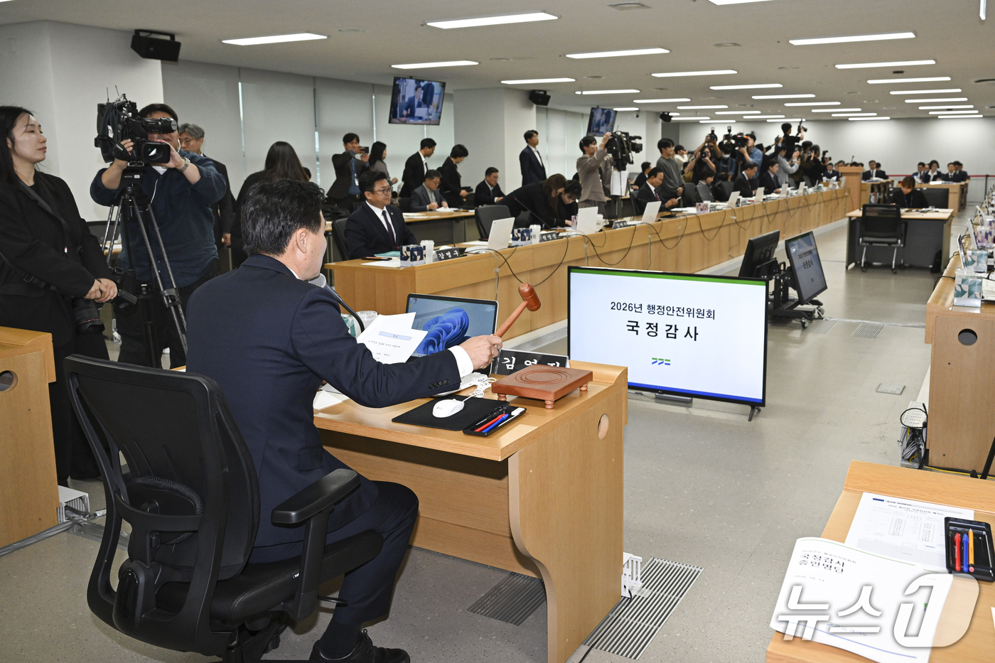 (수원=뉴스1) 김영운 기자 = 김영진 국회 행정안전위원장이 13일 경기 수원시 영통구 경기도청에서 열린 국회 행정안전위원회의 경기도청 국정감사에서 의사봉을 두드리고 있다. (공동 …