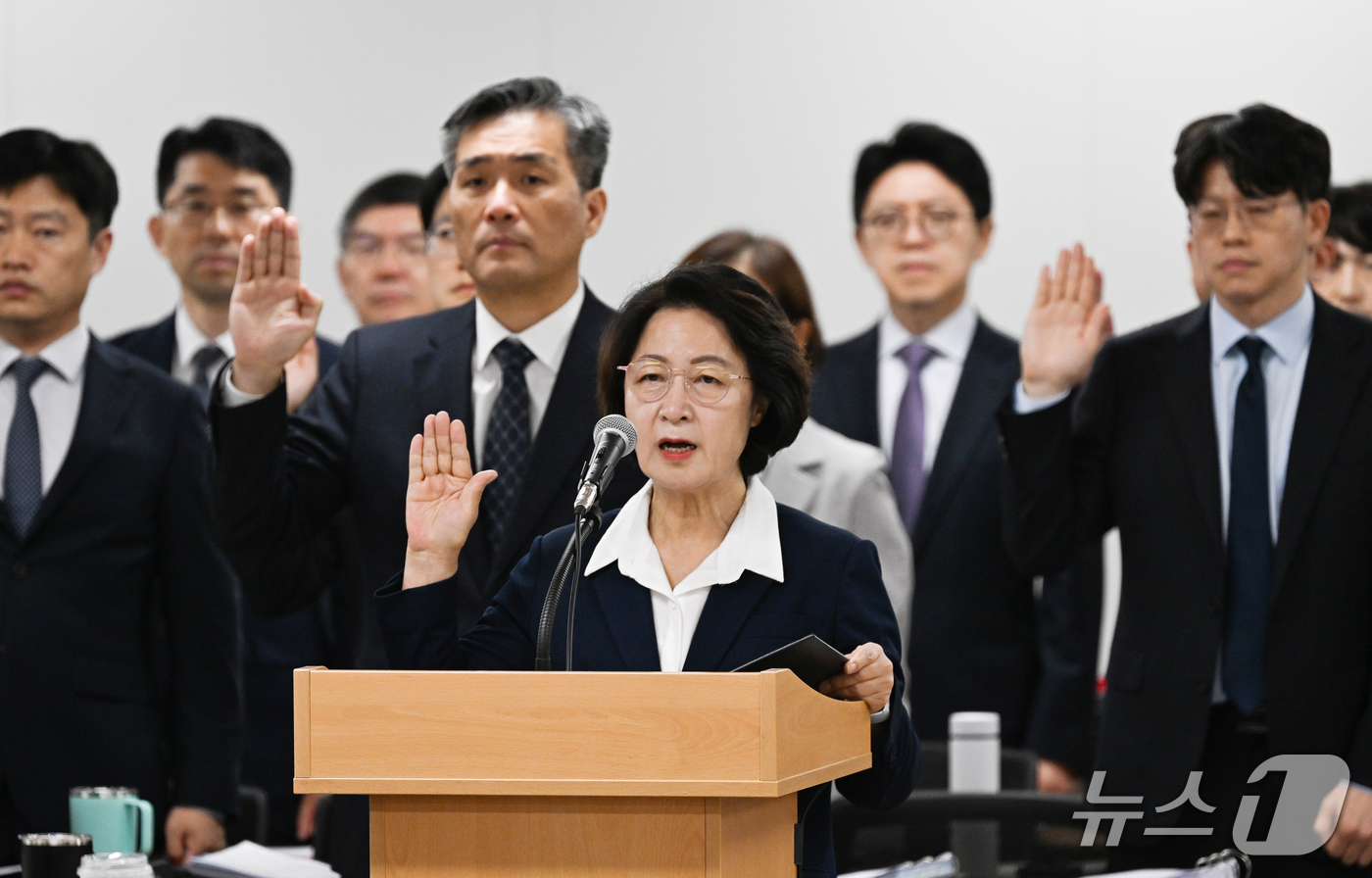 (수원=뉴스1) 김영운 기자 = 추미애 경기도지사가 13일 경기 수원시 영통구 경기도청에서 열린 국회 행정안전위원회의 경기도에 대한 국정감사에서 증인선서를 하고 있다. (공동취재) …