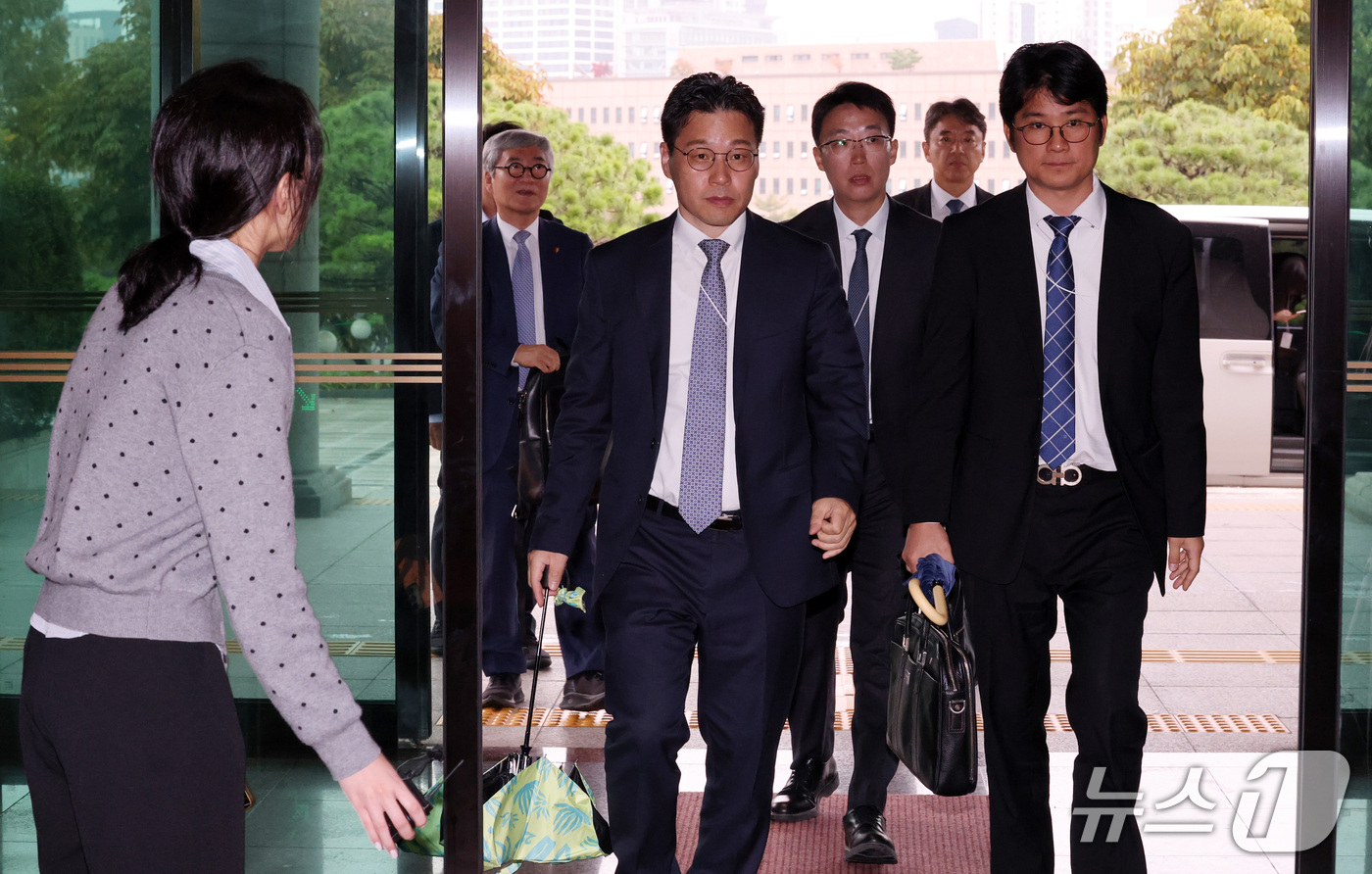 (과천=뉴스1) 박세연 기자 = 이상진 고려대 정보보호대학원 교수를 비롯한 선관위 특검 전문수사자문위원과 관계자들이 13일 중앙선거관리위원회의 선거관리시스템의 관리 실태 및 포렌식 …