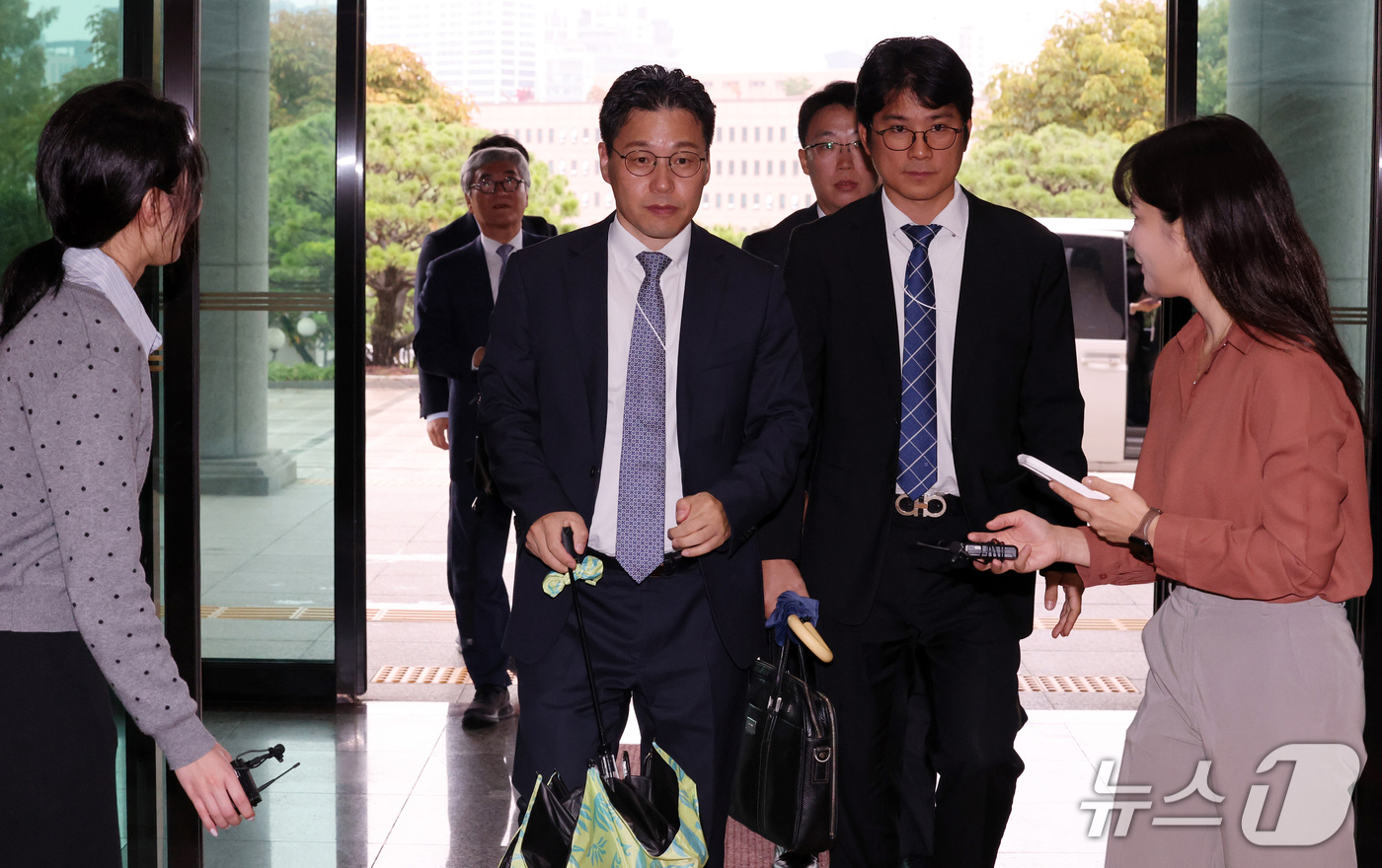 (과천=뉴스1) 박세연 기자 = 이상진 고려대 정보보호대학원 교수를 비롯한 선관위 특검 전문수사자문위원과 관계자들이 13일 중앙선거관리위원회의 선거관리시스템의 관리 실태 및 포렌식 …