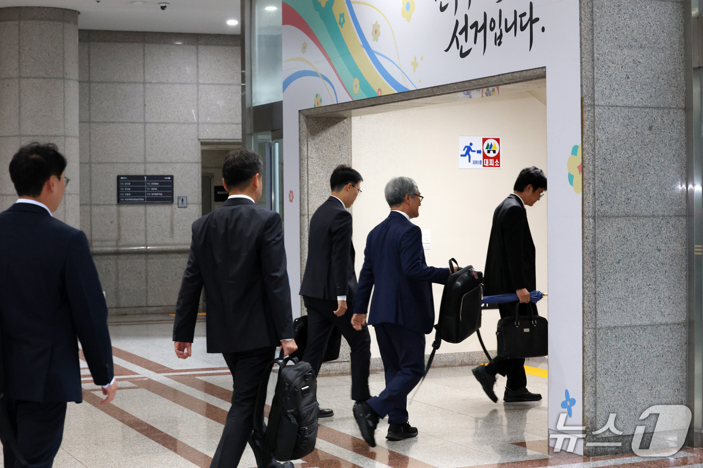 (과천=뉴스1) 박세연 기자 = 이상진 고려대 정보보호대학원 교수(오른쪽 두번째)를 비롯한 선관위 특검 전문수사자문위원과 관계자들이 13일 중앙선거관리위원회의 선거관리시스템의 관리 …