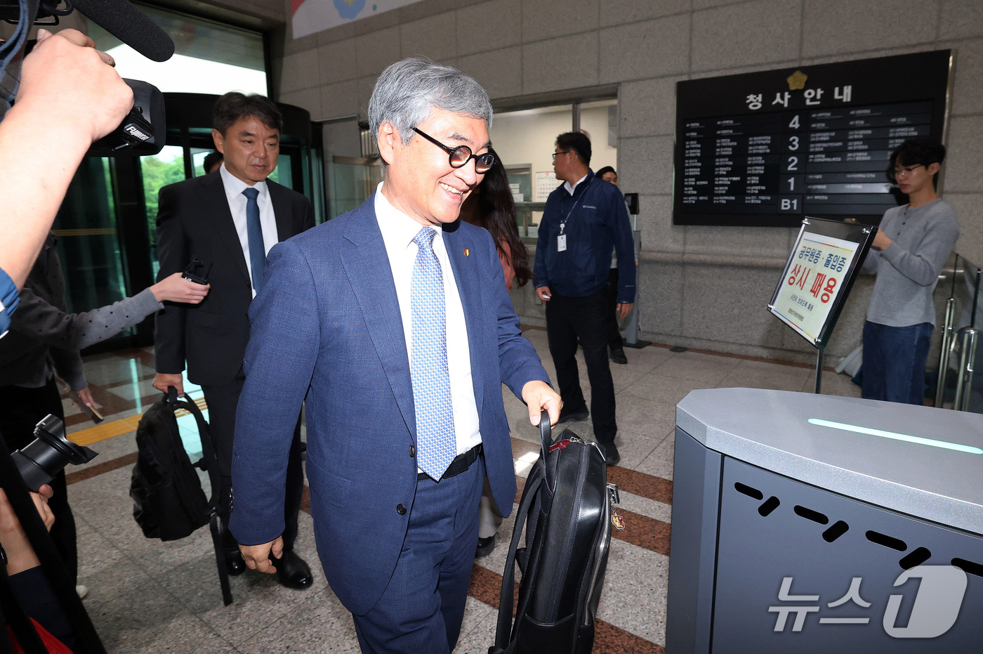 (과천=뉴스1) 박세연 기자 = 선관위 특검 전문수사자문위원인 이상진 고려대 정보보호대학원 교수(오른쪽)와 원유집 한국과학기술원 전기 및 전자공학부 교수가 13일 중앙선거관리위원회 …