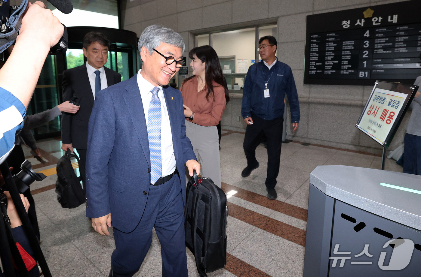 (과천=뉴스1) 박세연 기자 = 선관위 특검 전문수사자문위원인 이상진 고려대 정보보호대학원 교수(오른쪽)와 원유집 한국과학기술원 전기 및 전자공학부 교수가 13일 중앙선거관리위원회 …