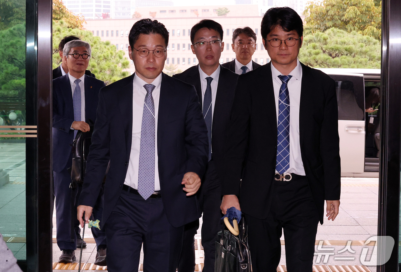 (과천=뉴스1) 박세연 기자 = 이상진 고려대 정보보호대학원 교수를 비롯한 선관위 특검 전문수사자문위원과 관계자들이 13일 중앙선거관리위원회의 선거관리시스템의 관리 실태 및 포렌식 …