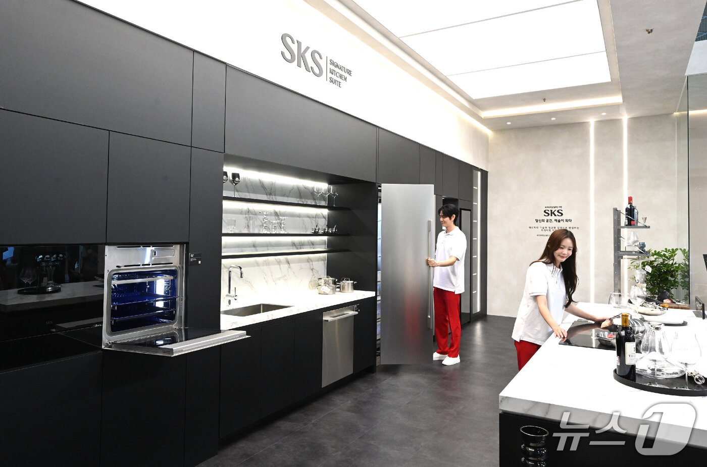 (서울=뉴스1) = LG전자가 13일 서울 강남구 코엑스에서 개막한 제57회 한국전자전에 참가해 가전 및 B2B 사업·기술을 선보인다.하이엔드 주거 공간으로 꾸민 ‘빌라 드 시그니 …