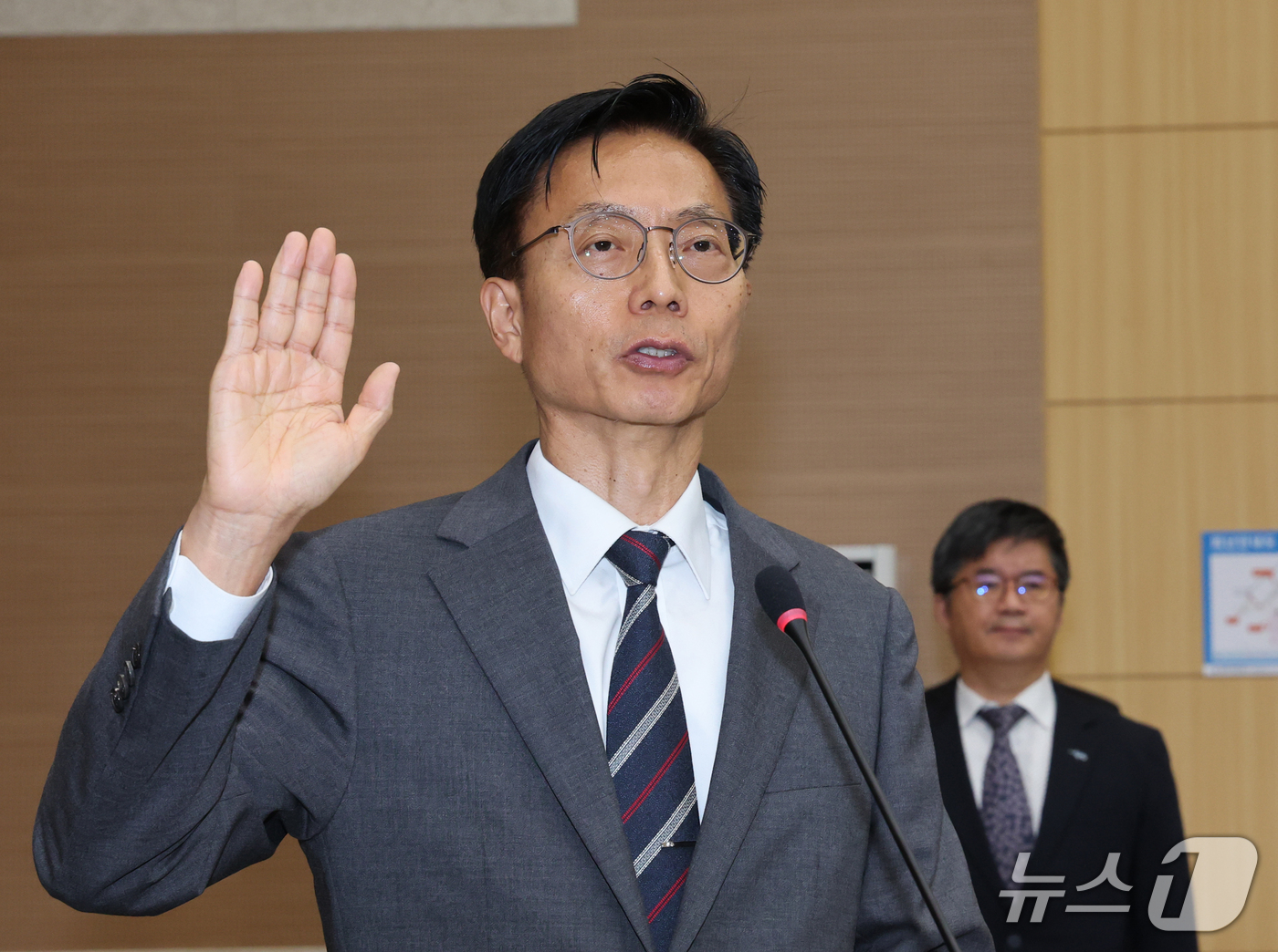 (대전=뉴스1) 김기태 기자 = 김용선 지식재산처장이 13일 오전 정부대전청사에서 열린 국회 산업통상자원중소벤처기업위원회의 지식재산처에 대한 국정감사에서 증인 선서를 하고 있다. …