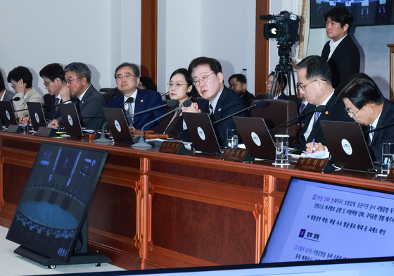 북극항로 추진경과 보고 받는 이재명 대통령