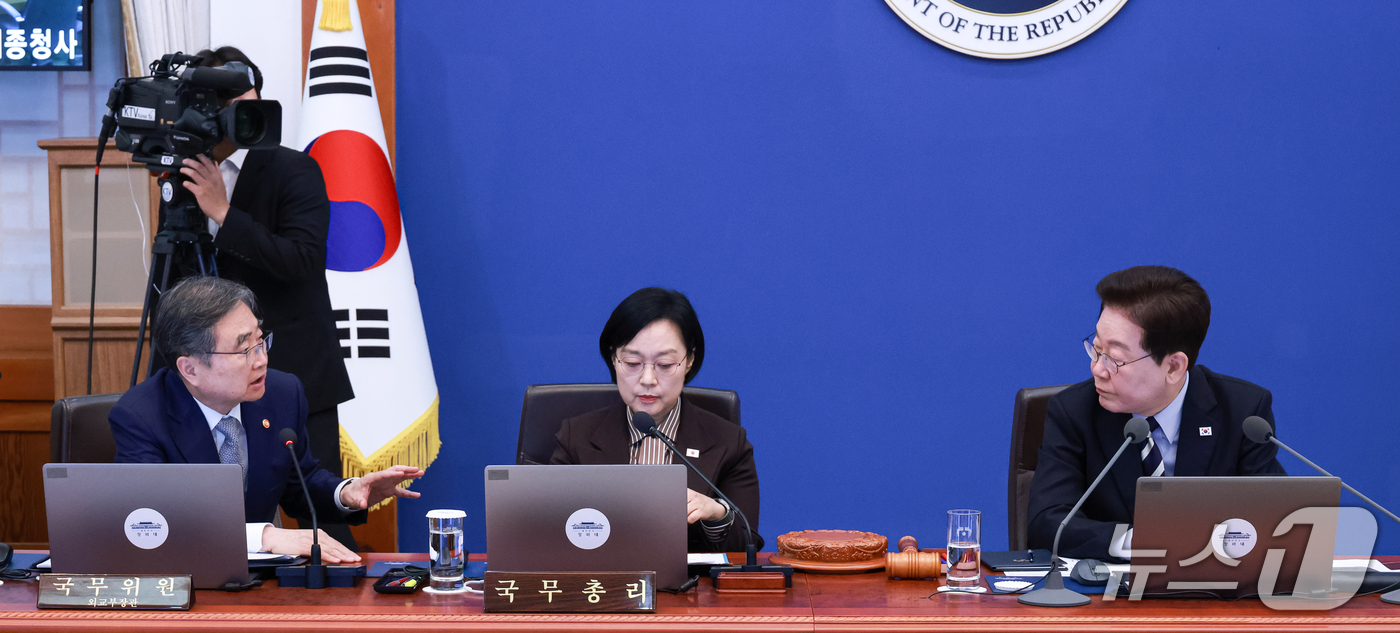 (서울=뉴스1) 이재명 기자 = 이재명 대통령과 조현 외교부 장관이 13일 청와대에서 열린 국무회의에서 대화를 하고 있다, (청와대통신사진기자단) 2026.10.13/뉴스1