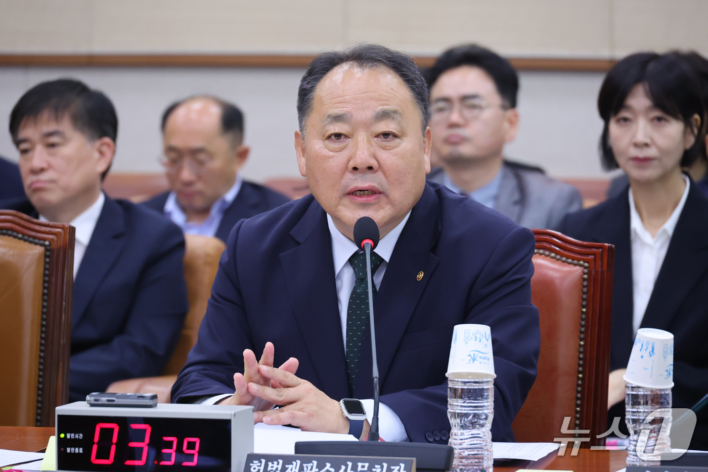 (서울=뉴스1) 신웅수 기자 = 손인혁 헌법재판소 사무처장이 13일 서울 여의도 국회에서 열린 법제사법위원회의 헌법재판소 등에 대한 국정감사에서 의원 질의에 답변하고 있다. 202 …