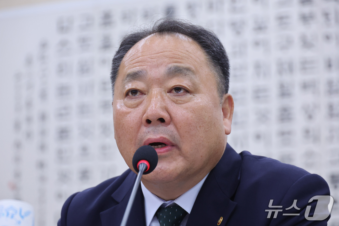 (서울=뉴스1) 신웅수 기자 = 손인혁 헌법재판소 사무처장이 13일 서울 여의도 국회에서 열린 법제사법위원회의 헌법재판소 등에 대한 국정감사에서 의원 질의에 답변하고 있다. 202 …