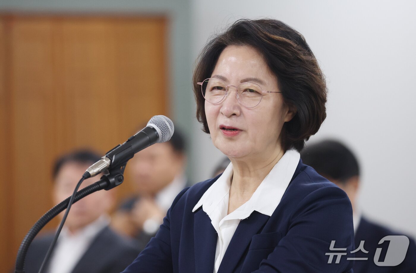 본문 이미지 - 추미애 경기도지사가 13일 경기 수원시 영통구 경기도청에서 열린 국회 행정안전위원회의 경기도에 대한 국정감사에서 업무보고를 하고 있다. 2026.10.13 ⓒ 뉴스1 김영운 기자